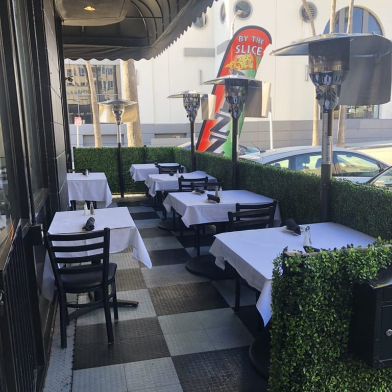 Al Fresco Elegance: Dine With a View!